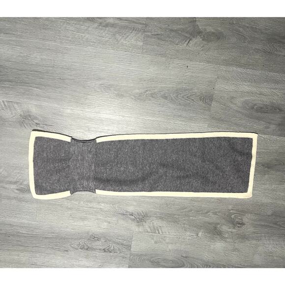 Short Knit Grey and beige scarf - Picture 7 of 7